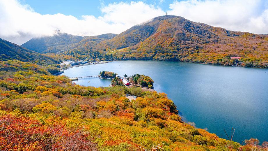 記事サムネイル: 赤城山の紅葉の見頃と楽しみ方|THE W Relax Garden Resortからの秋旅ガイド