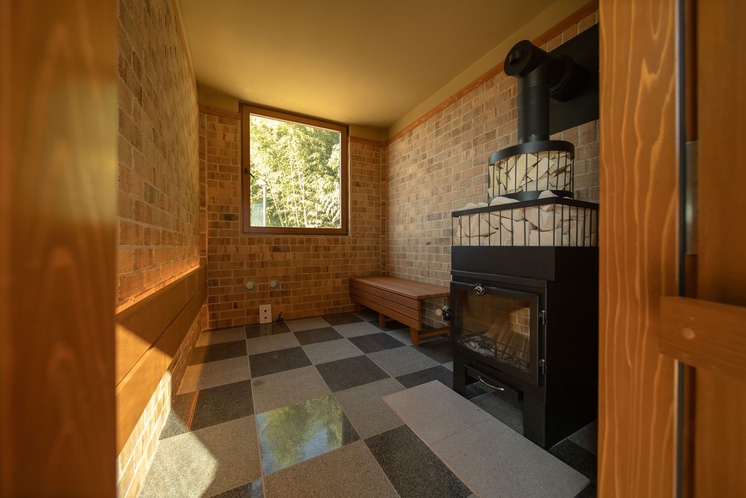 記事サムネイル: 【日本初】サウナ×岩盤浴×スチーム三機能を同時体験。群馬・前橋の完全貸切グランピングで“ととのう”極上リゾート誕生