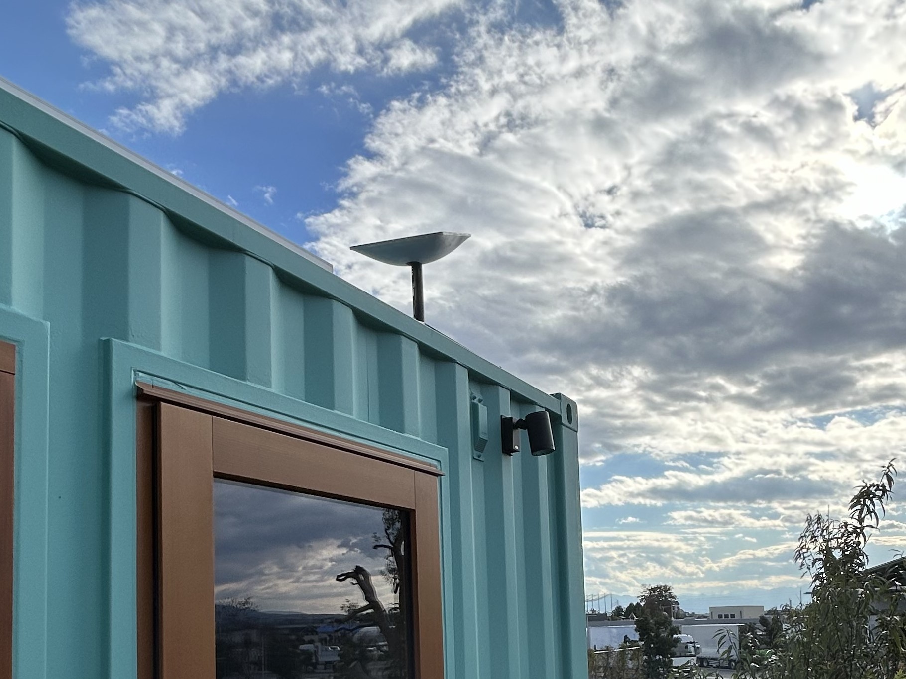 記事サムネイル: 自然災害への備えとして、THE W Relax Garden Resortが「オフグリッド型トレーラーハウス」の提供体制を公開