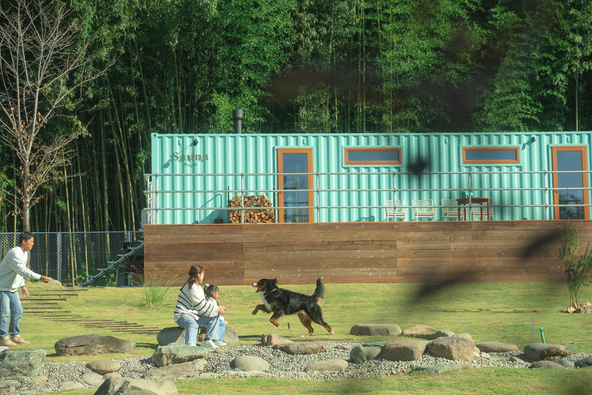 記事サムネイル: 犬連れの年末年始旅行はどこへ行く？大型犬もOKの“完全貸切”グランピング施設 THE W Relax Garden Resort（群馬・前橋）